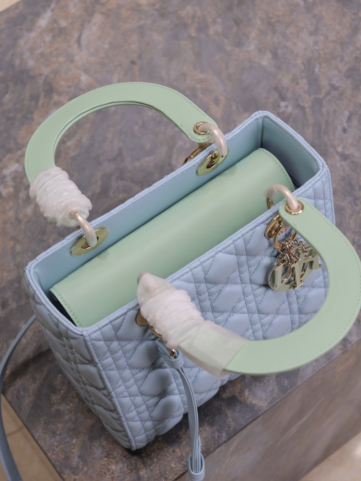 LADY BAG 24 IN BAAmelia BLUE QUILTED MACROCANNAGE CALFSKIN GREEN STRAP