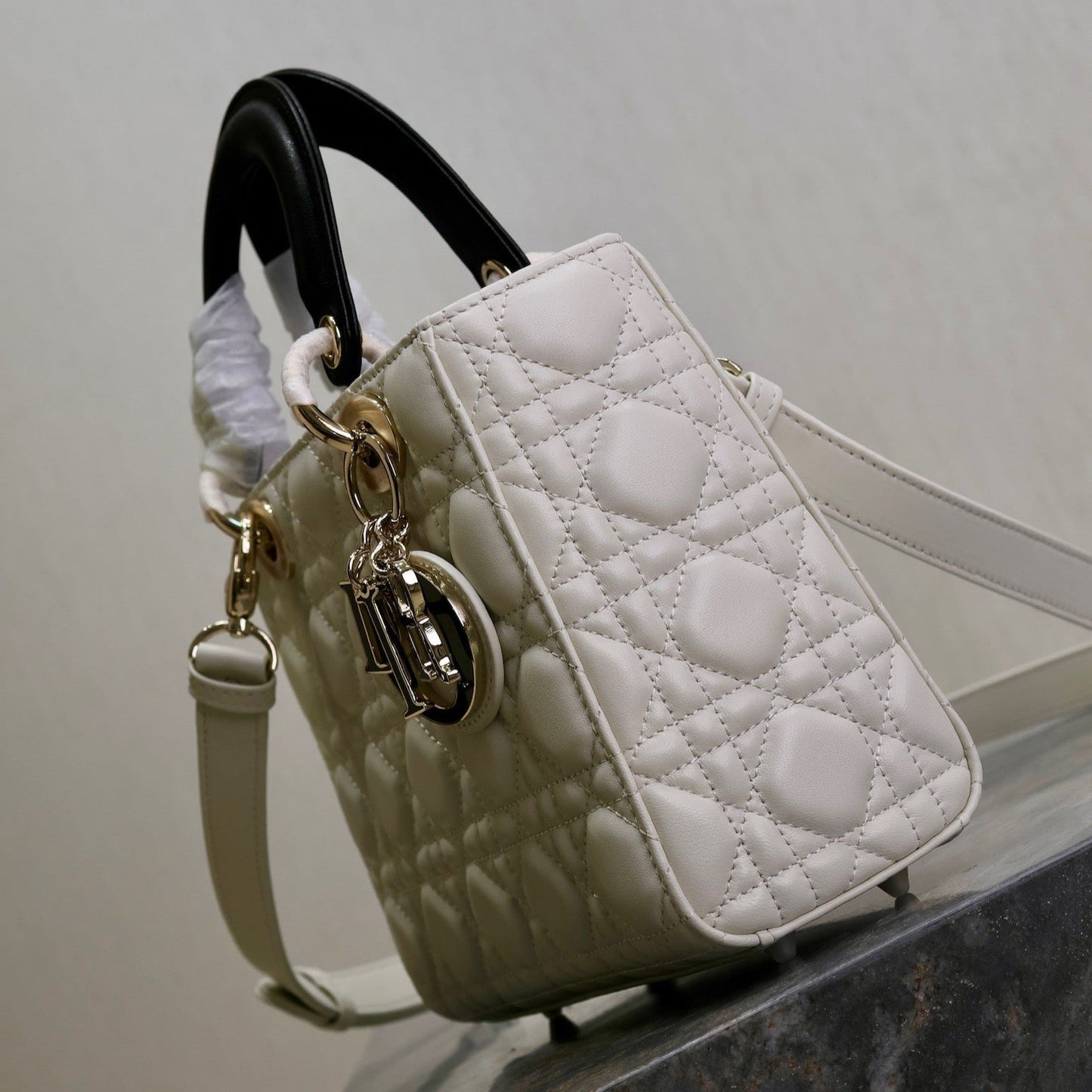LADY BAG 20 IN WHITE QUILTED MACROCANNAGE CALFSKIN BLACK STRAP Amelia