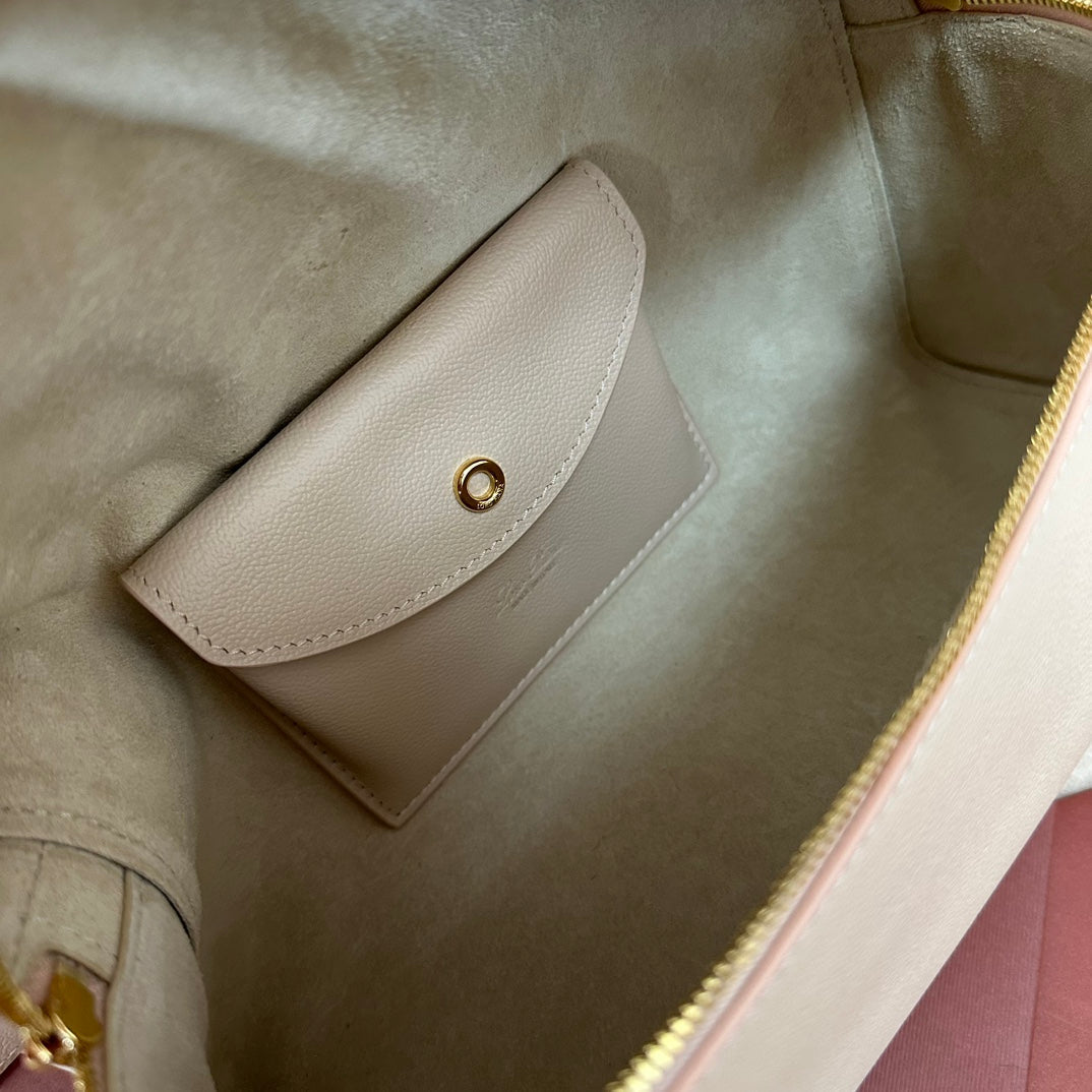 EXTRA BAG L27 IN LIGHT PINK SMOOTH CALFSKIN WITH GOLD HARDWARE Amelia Bags