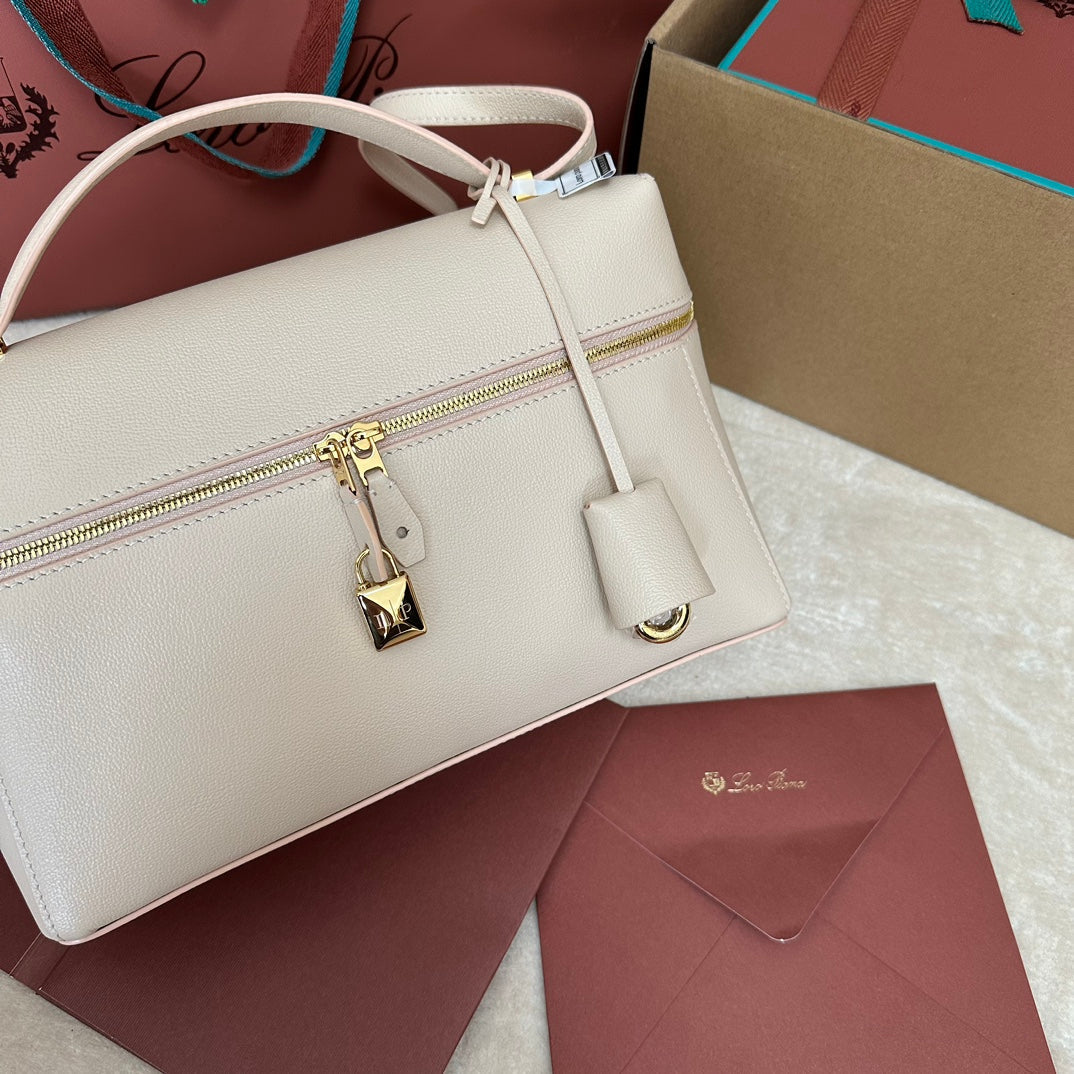 EXTRA BAG L27 IN LIGHT PINK SMOOTH CALFSKIN WITH GOLD HARDWARE Amelia Bags