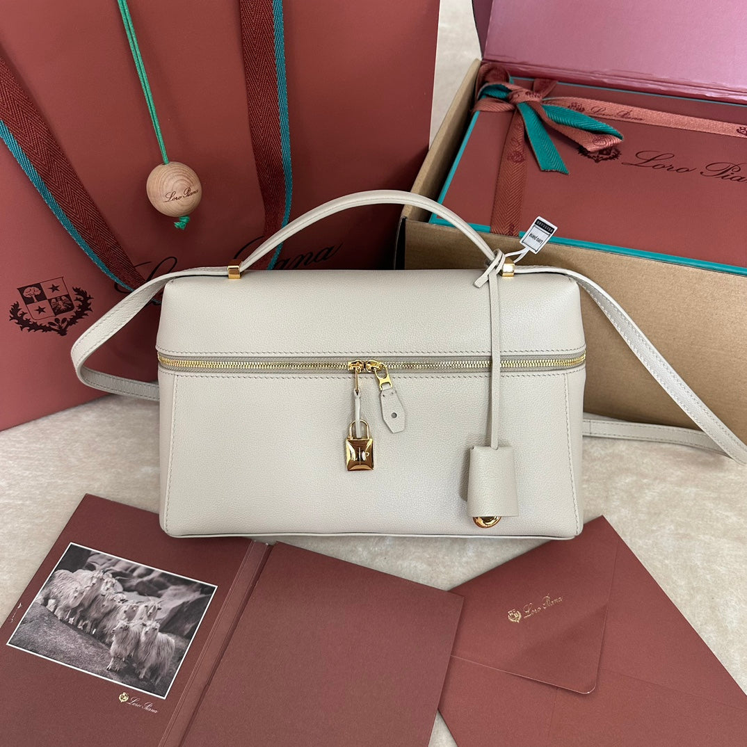 EXTRA BAG L27 IN WHITE SMOOTH CALFSKIN WITH GOLD HARDWARE by Amelia