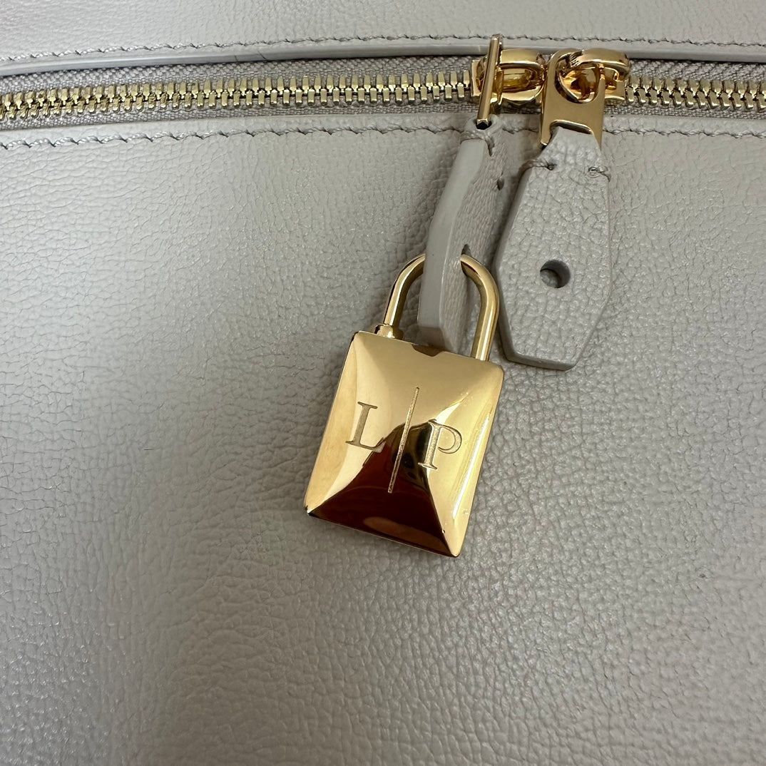 EXTRA BAG L27 IN WHITE SMOOTH CALFSKIN WITH GOLD HARDWARE Amelia