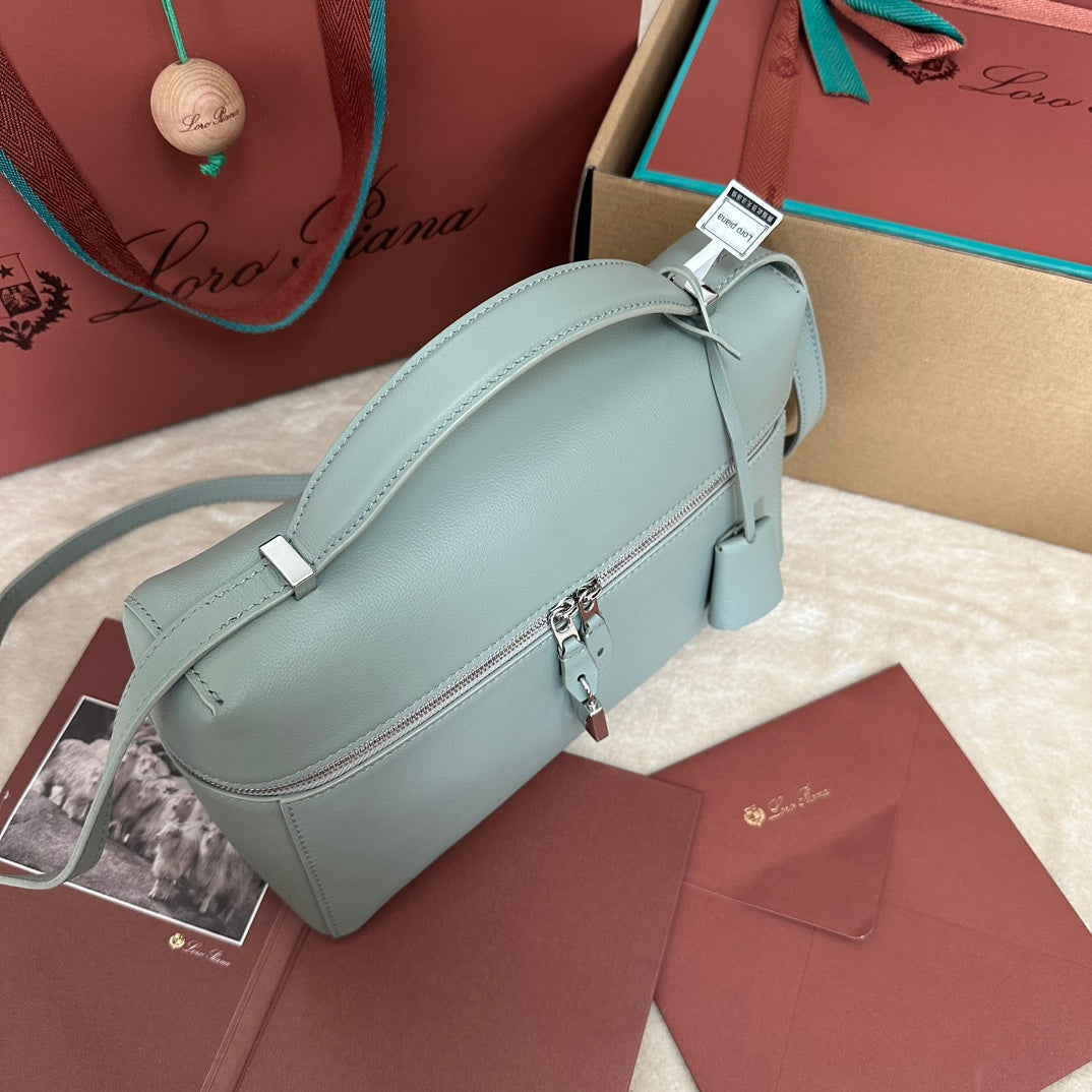 EXTRA BAG L27 IN POWDER BLUE SMOOTH CALFSKIN Amelia