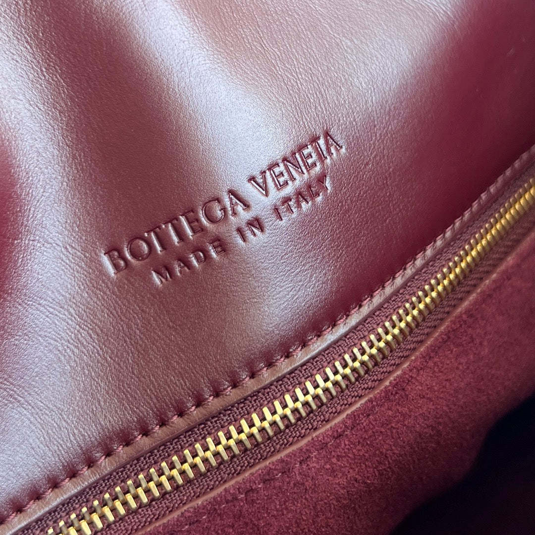 MEDIUM LIBERTA 30 IN WINE RED SMOOTH CALFSKIN GOLD HARDWARE Amelia