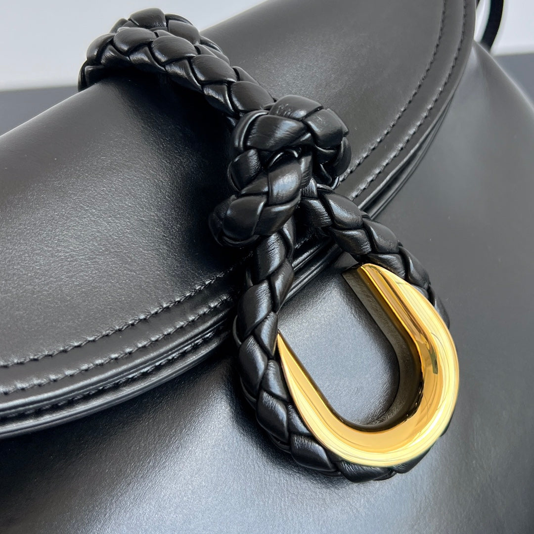 SMALL LIBERTA 27 IN BLACK SMOOTH CALFSKIN GOLD HARDWARE Amelia Amelia