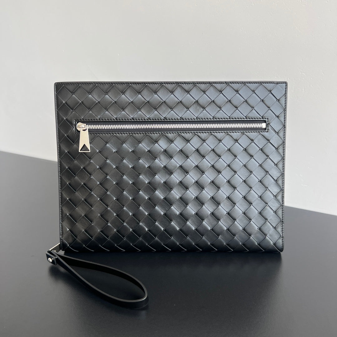 INTRECCIATO CLUTCH 32 IN BLACK SOFT CALFSKIN Amelia