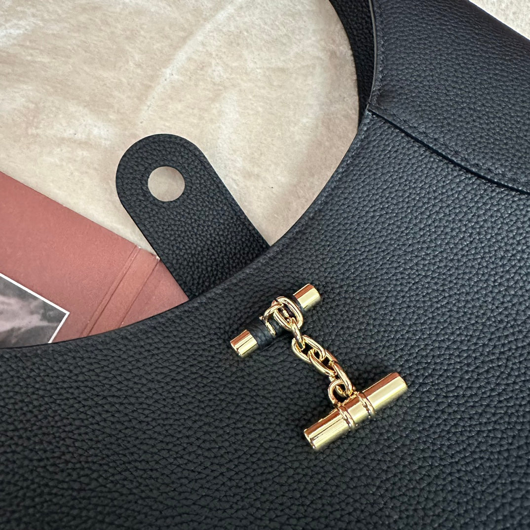 BOAmeliaIN SHOULDER BAG 32 IN BLACK CALFSKIN WITH GOLD HARDWARE