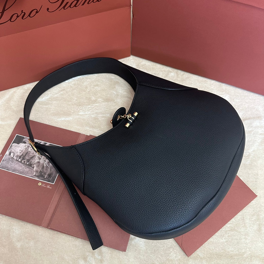 BOAmeliaIN SHOULDER BAG 32 IN BLACK CALFSKIN WITH GOLD HARDWARE Amelia Amelia
