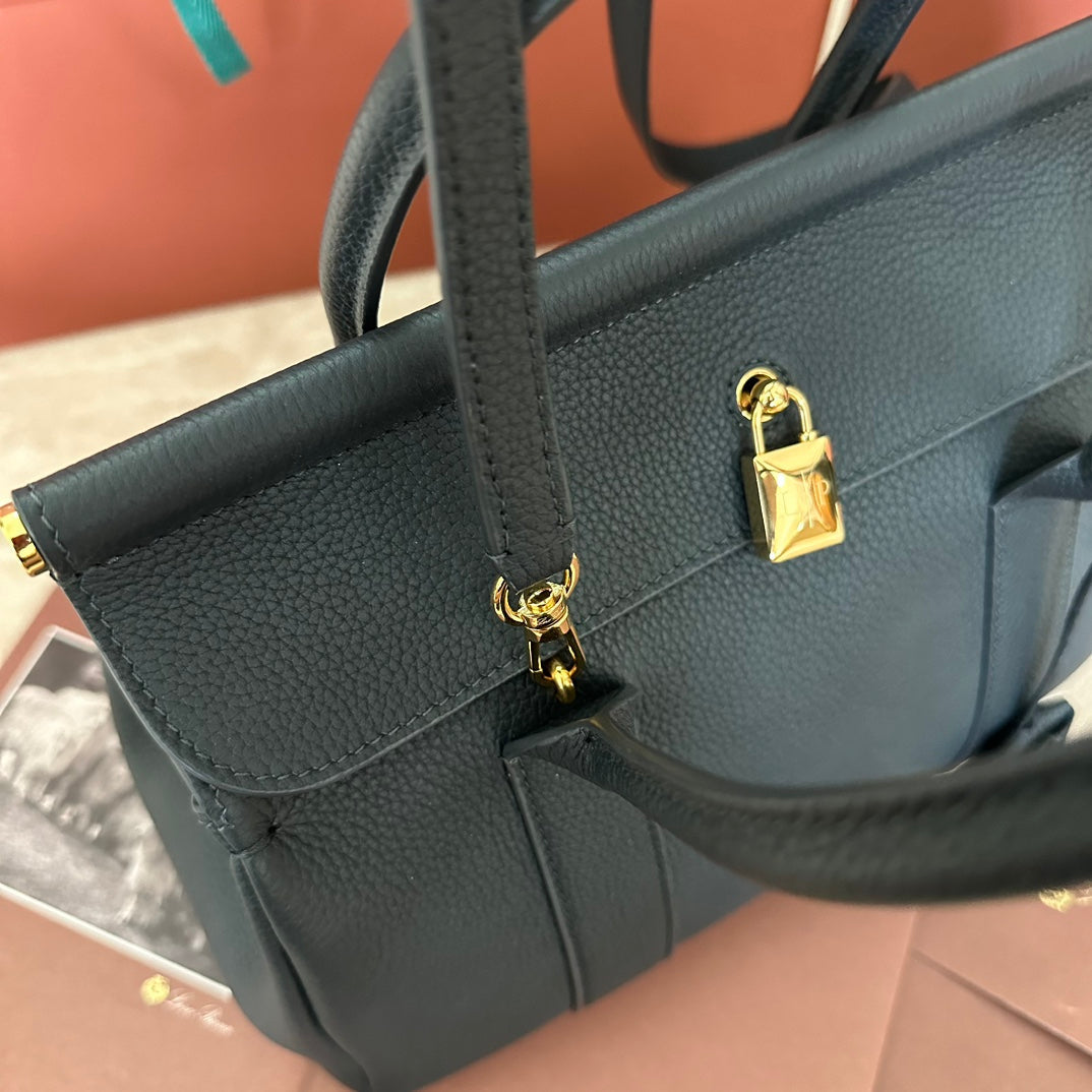 LOOM BAG 25 IN BLACK SMOOTH CALFSKIN WITH GOLD HARDWARE by Amelia