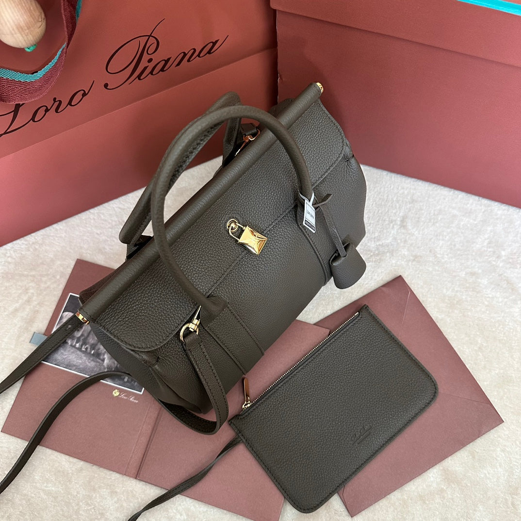 LOOM BAG 25 IN MOCHA BROWN SMOOTH CALFSKIN WITH GOLD HARDWARE Amelia