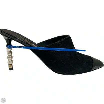 Shoes Luxury Designer By Chanel In Black, Size: 8