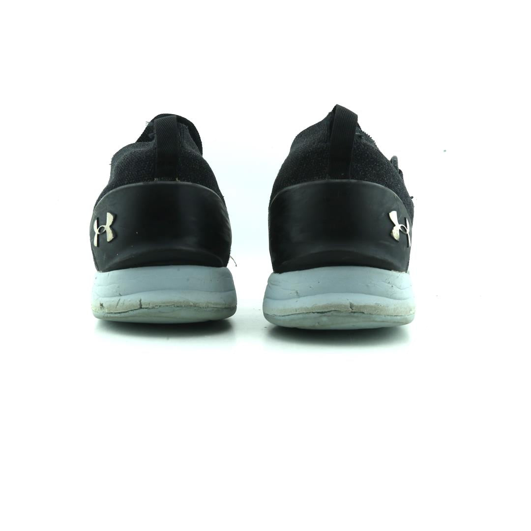 UNDER ARMOUR  TRIBASE REIGN 3