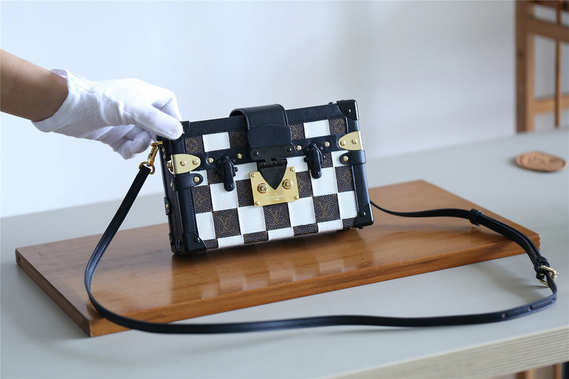 Fan Fashion Lu-Vi bags - 8221