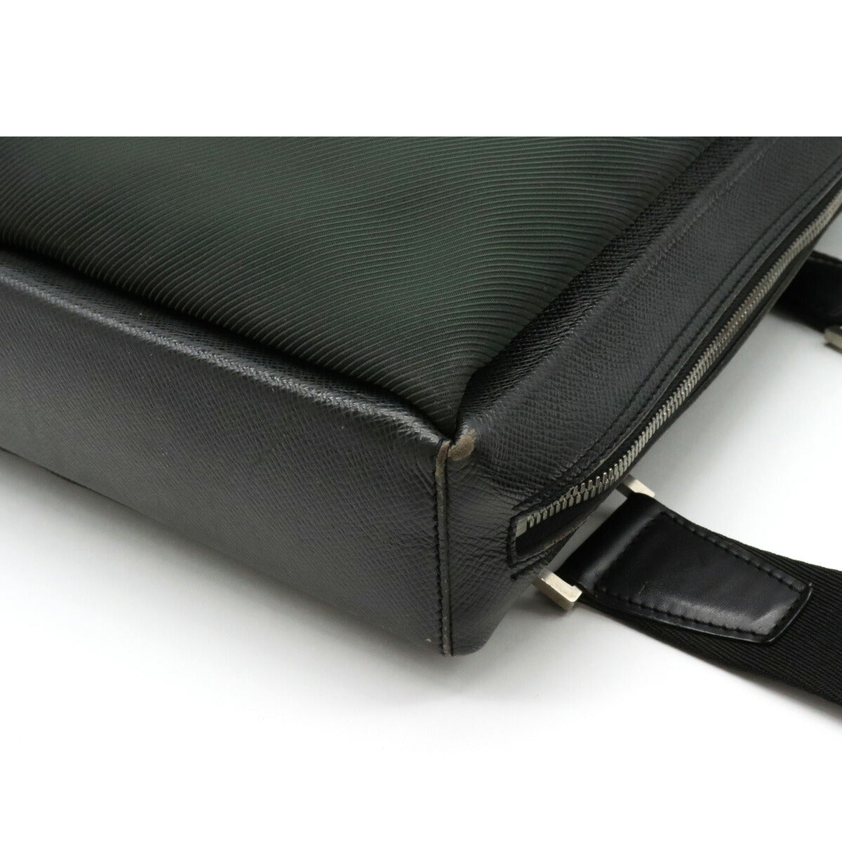 Louis Vuitton Taiga Beluga Shoulder Bag