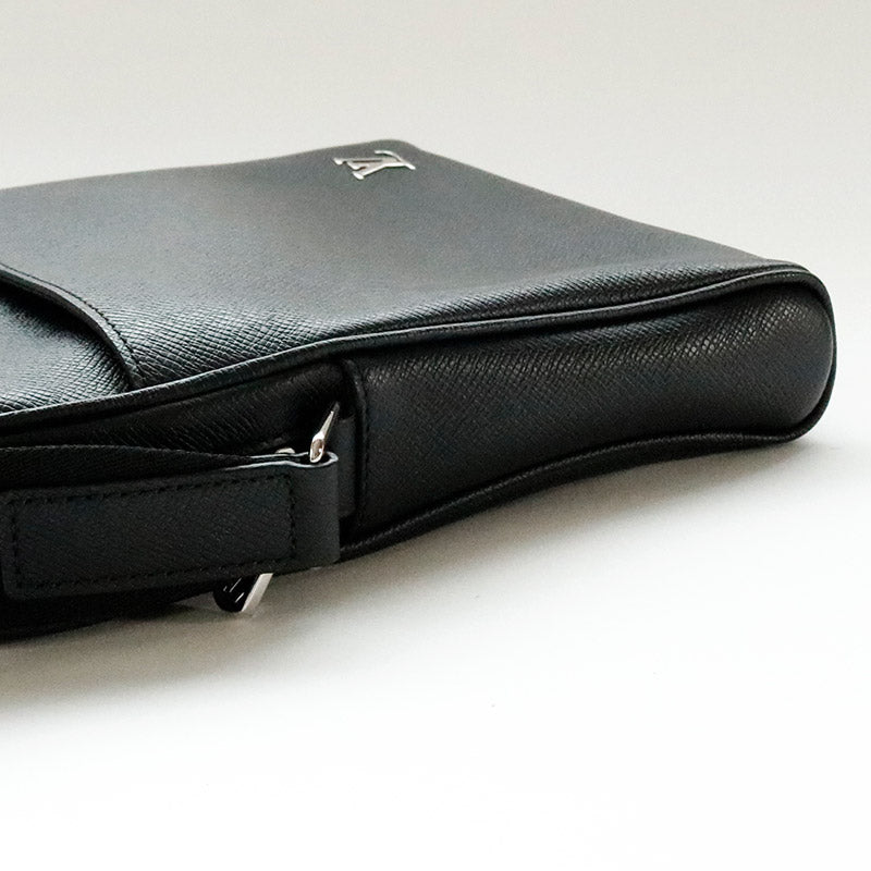 Louis Vuitton Taiga Messenger PPM Shoulder Bag Black