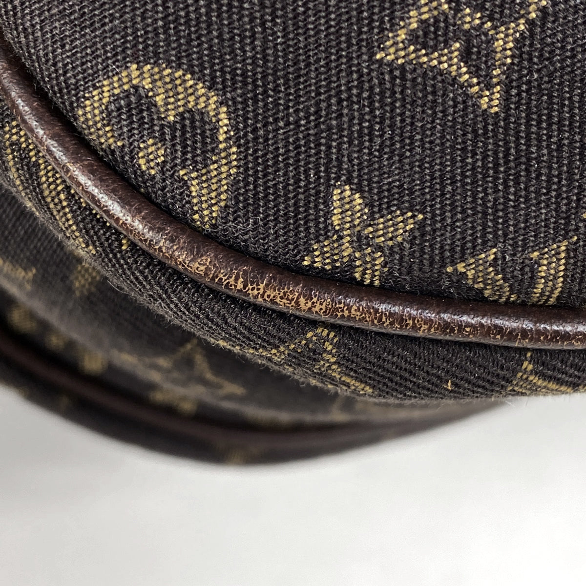 Louis Vuitton Saumur 30 Crossbody Shoulder Bag Monogram