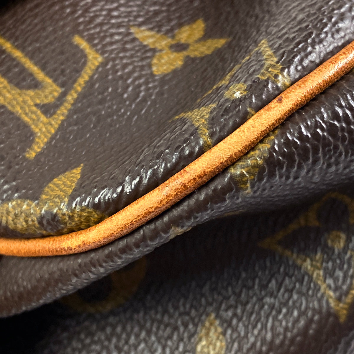 Louis Vuitton Saumur 30 Crossbody Shoulder Bag Monogram Brown