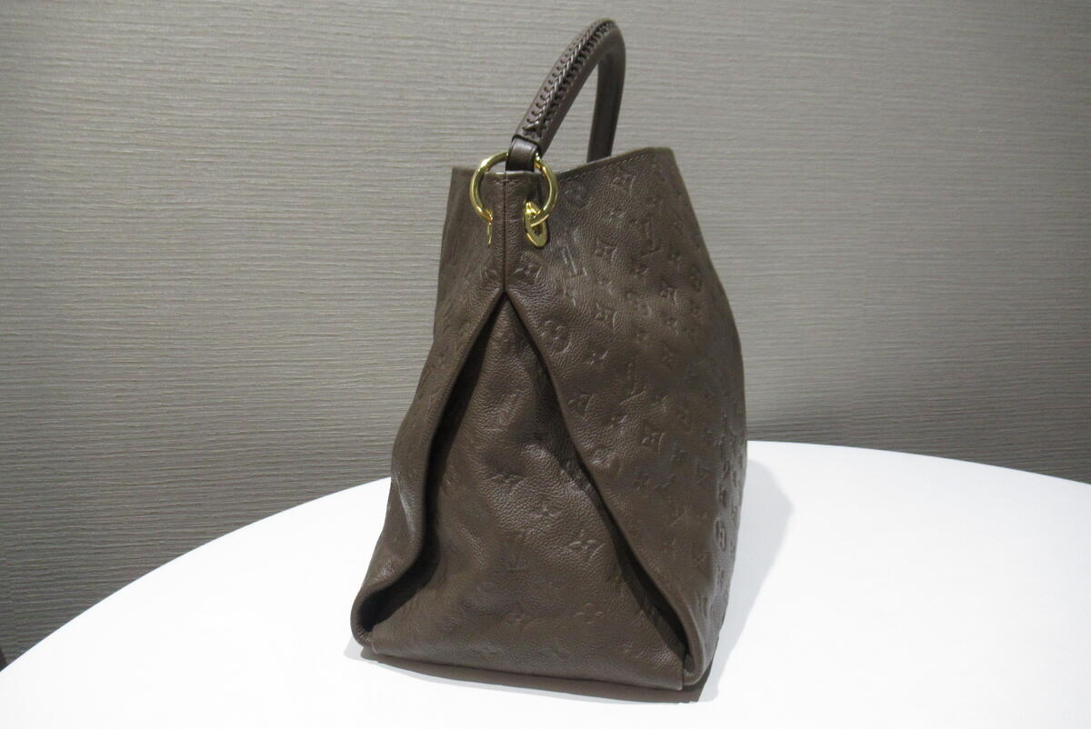 Louis Vuitton Monogram Artsy MM Handbag
