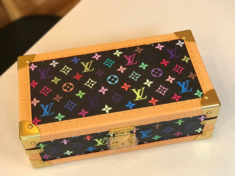 Fan Fashion Lu-Vi bags - 9500