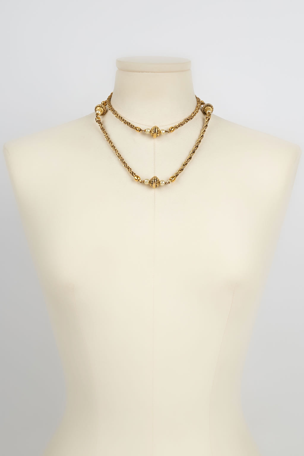 Collier doré Chanel 1984