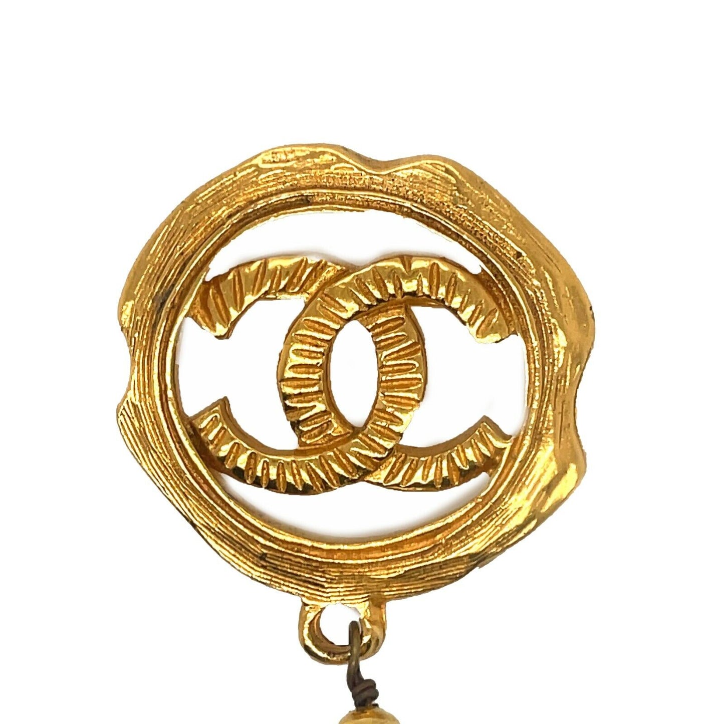 CHANEL -   94A CC Logo Circle / Pearl Drop Textured - Gold Brooch