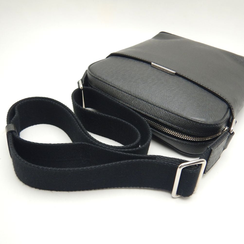 Louis Vuitton Taiga Crossbody Shoulder Bag Noir
