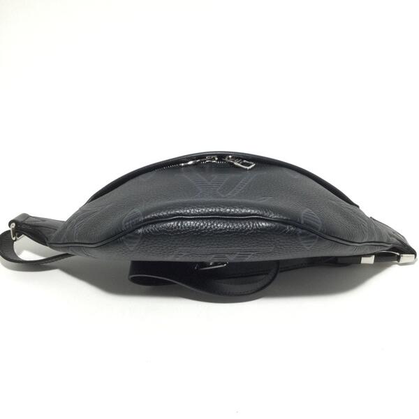 Louis Vuitton Discovery Bumback Monogram Giant