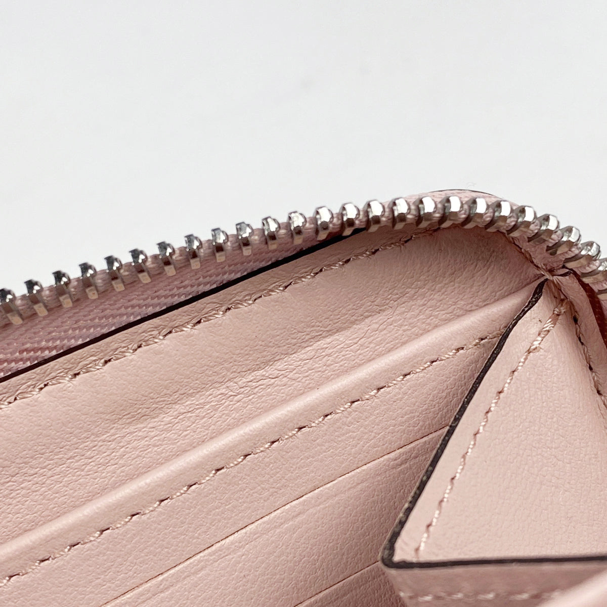 ouis Vuitton Zippy Wallet Round  Monogram Mahina Magnolia