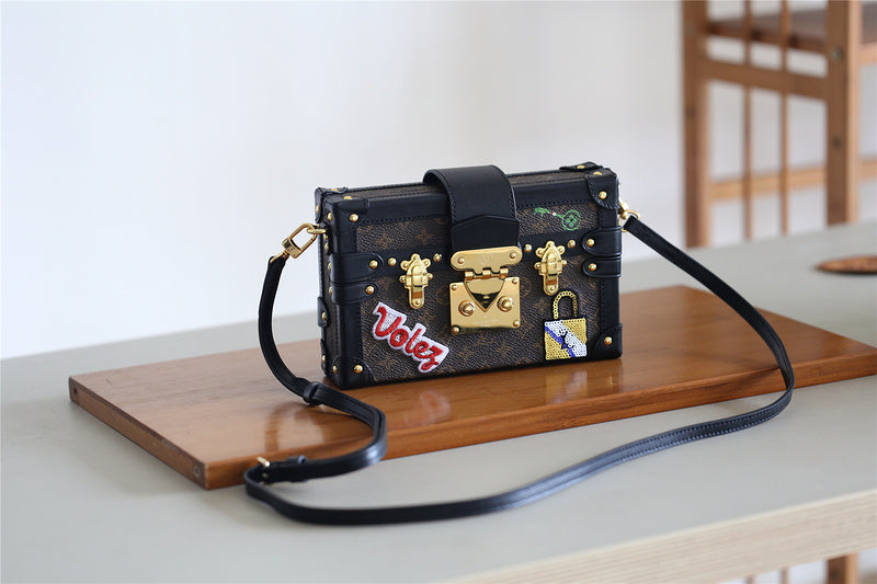 Fan Fashion Lu-Vi bags - 8215