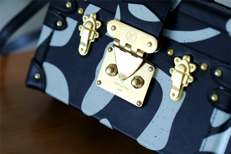 Fan Fashion Lu-Vi bags - 8207
