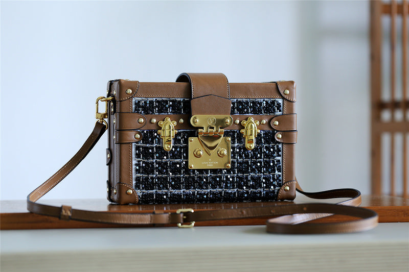 Fan Fashion Lu-Vi bags - 8225