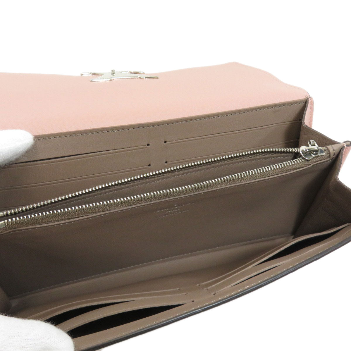 Louis Vuitton Portefeuille Capucines Magnolia Long Wallet Taurillon