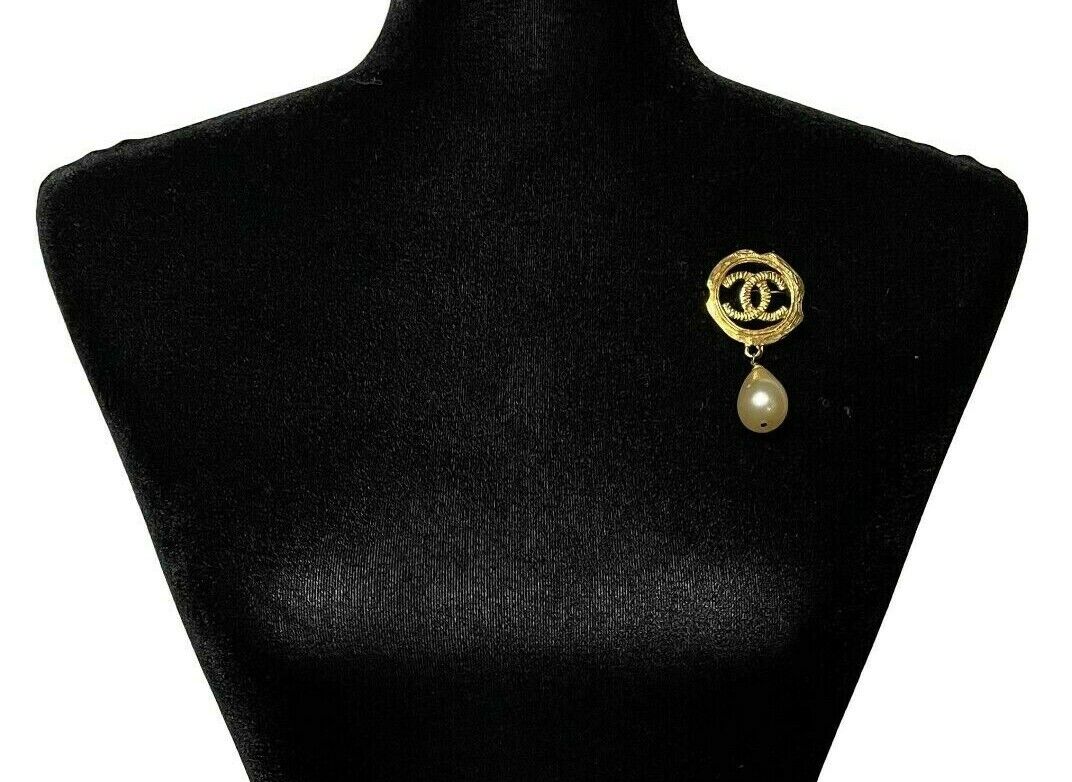 CHANEL -   94A CC Logo Circle / Pearl Drop Textured - Gold Brooch