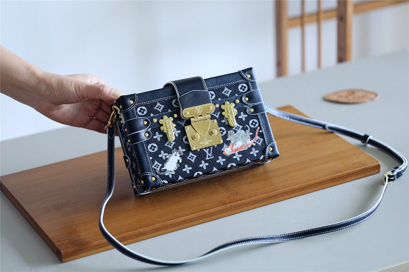 Fan Fashion Lu-Vi bags - 8211