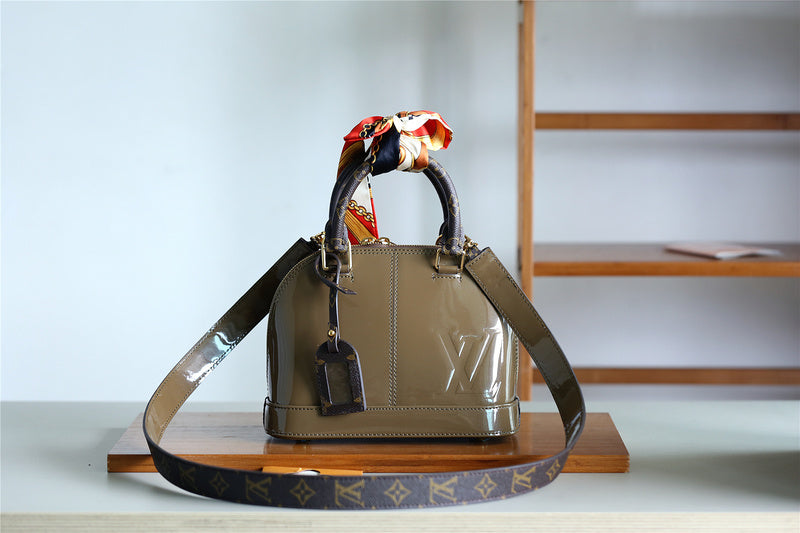 Fan Fashion Lu-Vi bags - 8280