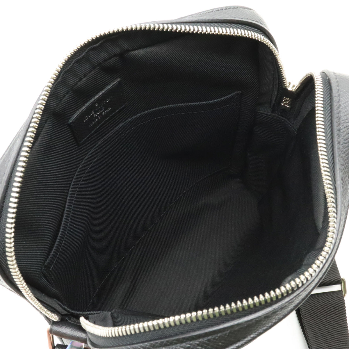 Louis Vuitton Taiga Messenger PM Diagonal Shoulder Noir Black
