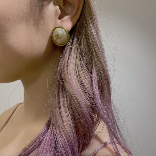 CHANEL   pearl gold earrings TWS