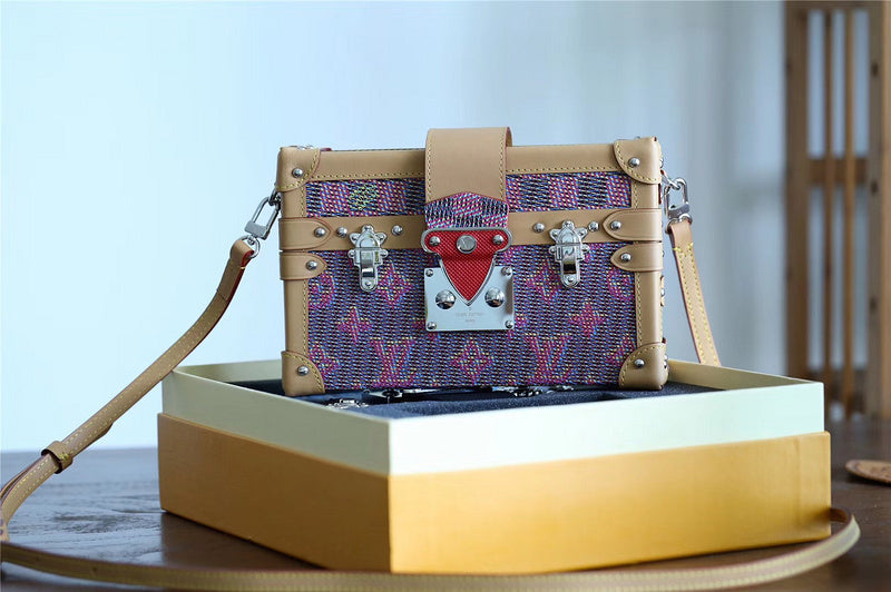 Fan Fashion Lu-Vi bags - 8209