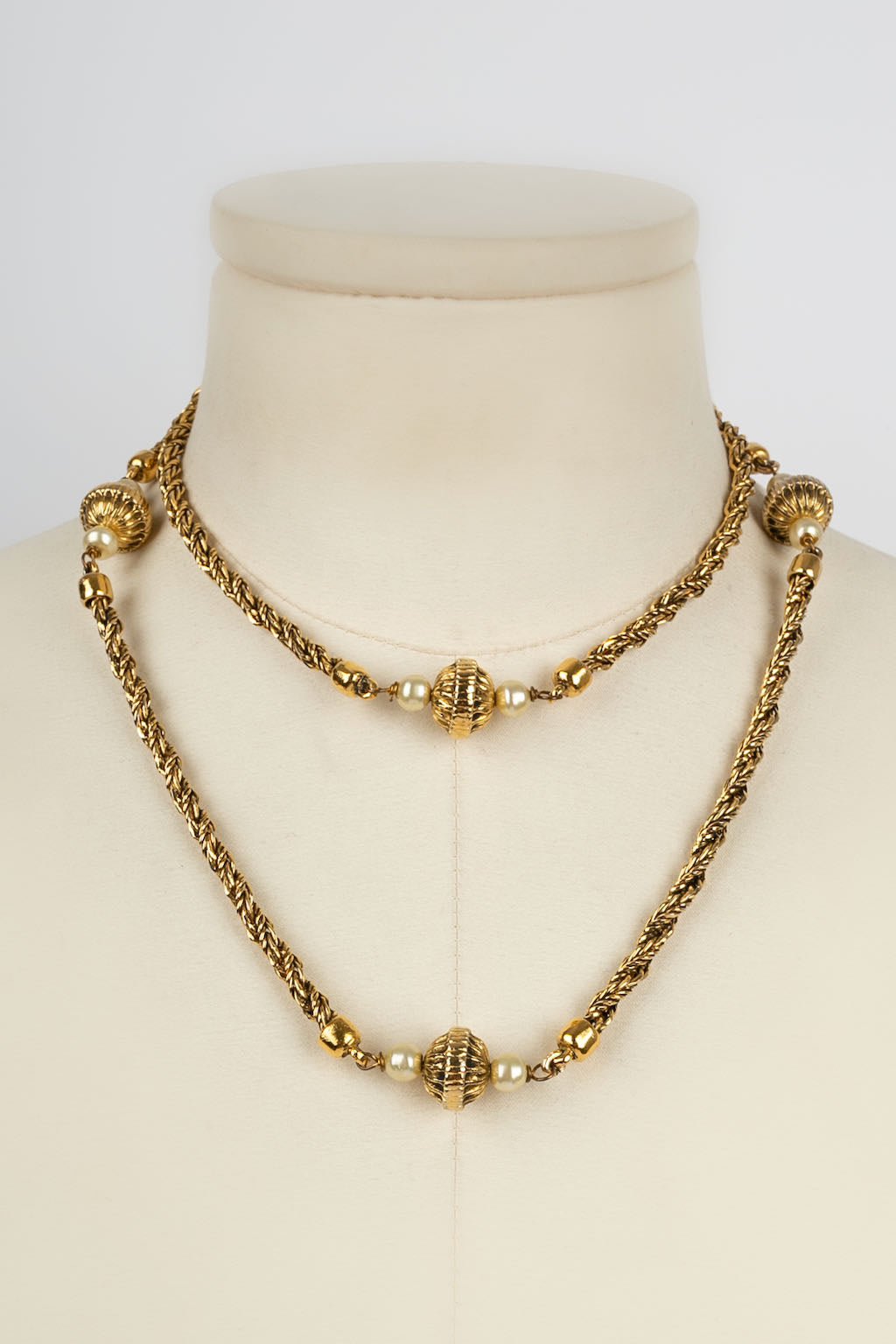 Collier doré Chanel 1984