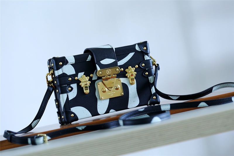 Fan Fashion Lu-Vi bags - 8207