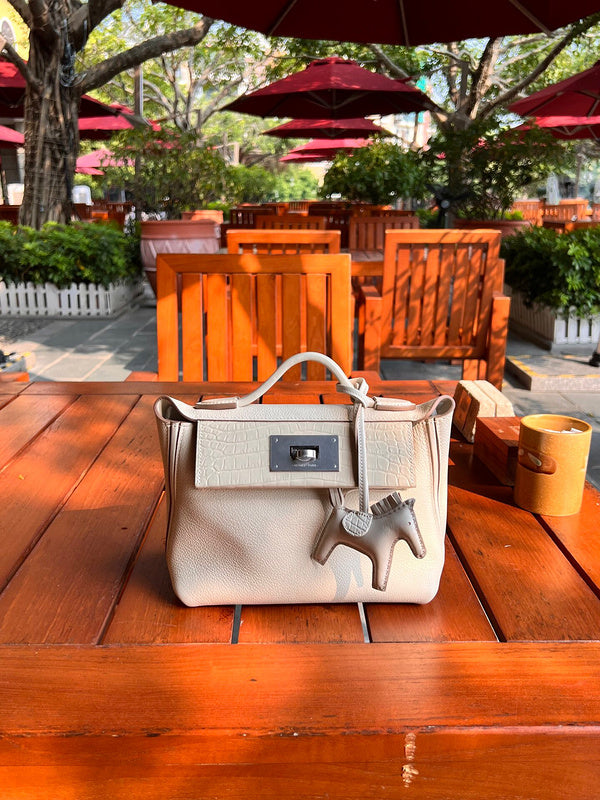 Amelia - HMS Bags - 1757