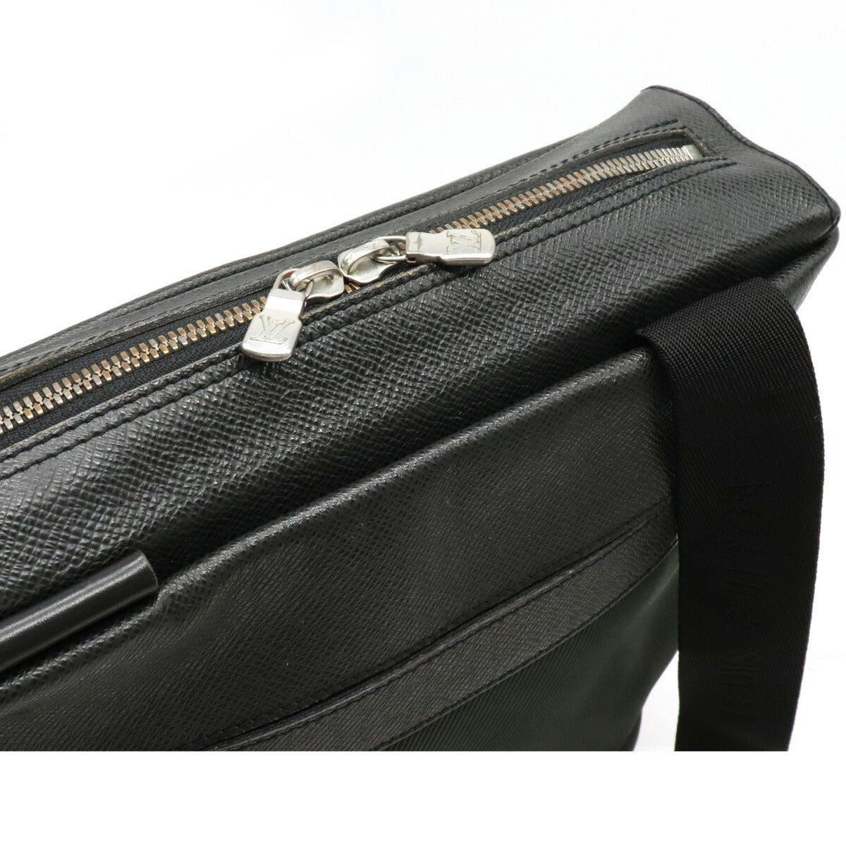 Louis Vuitton Taiga Beluga Shoulder Bag