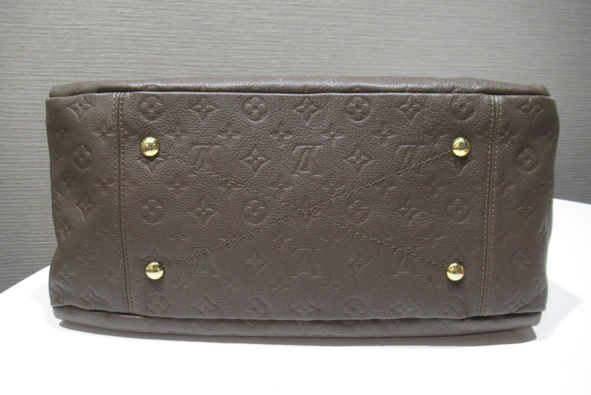 Louis Vuitton Monogram Artsy MM Handbag