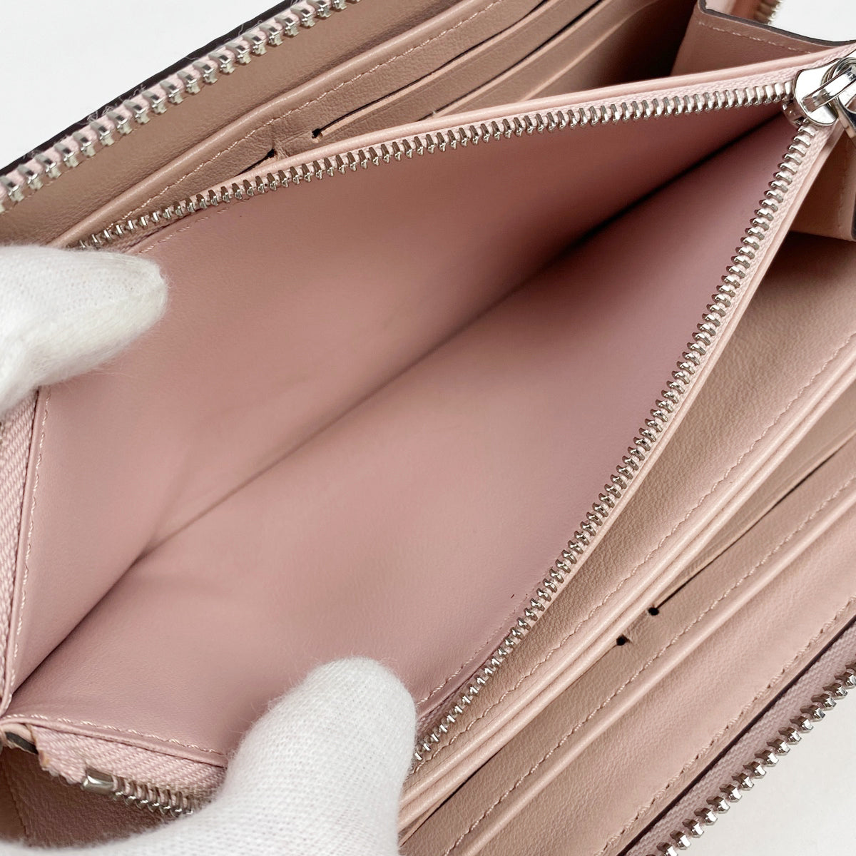 ouis Vuitton Zippy Wallet Round  Monogram Mahina Magnolia