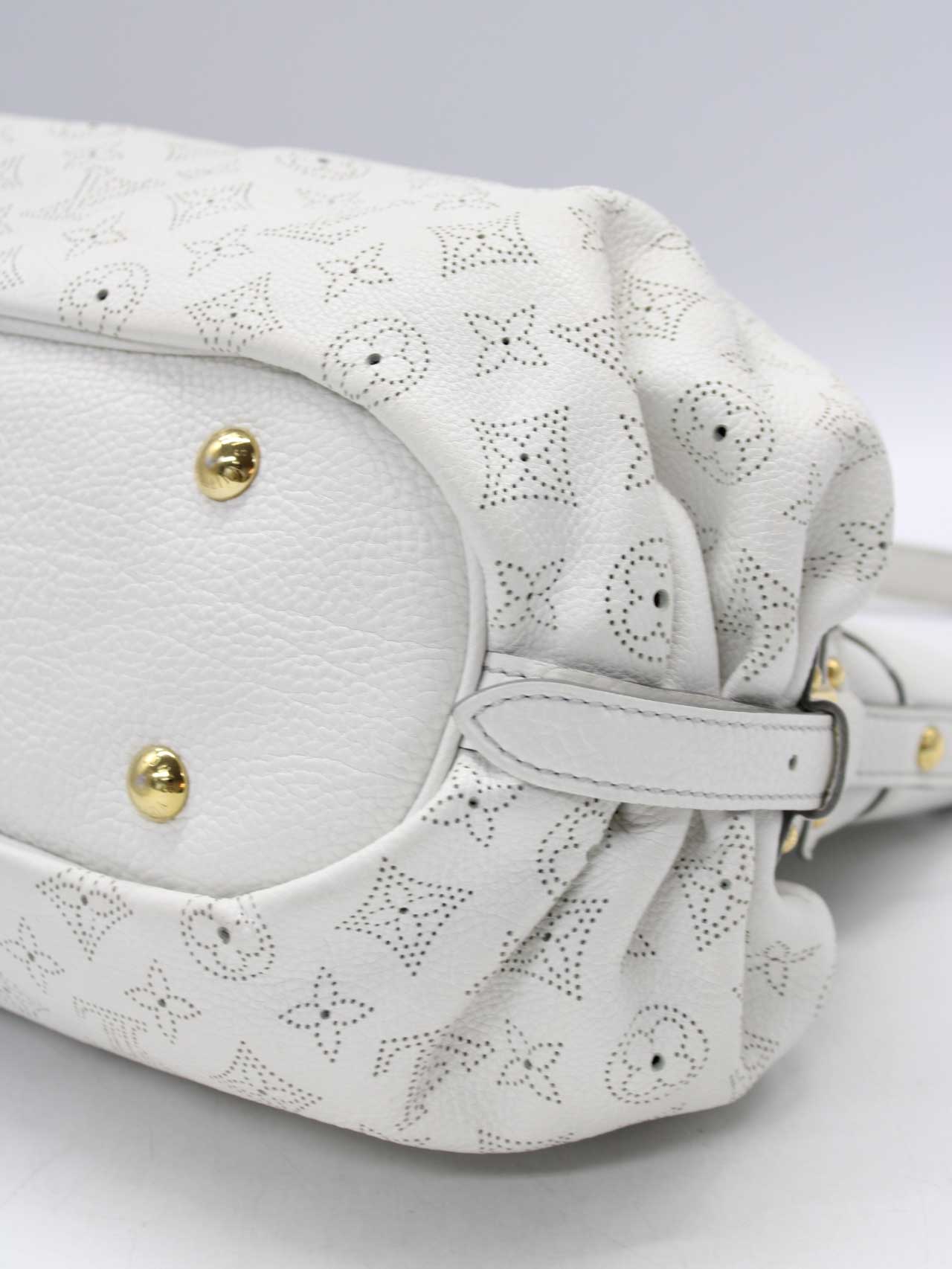Louis Vuitton Mahina Leather XL Shoulder Bag White