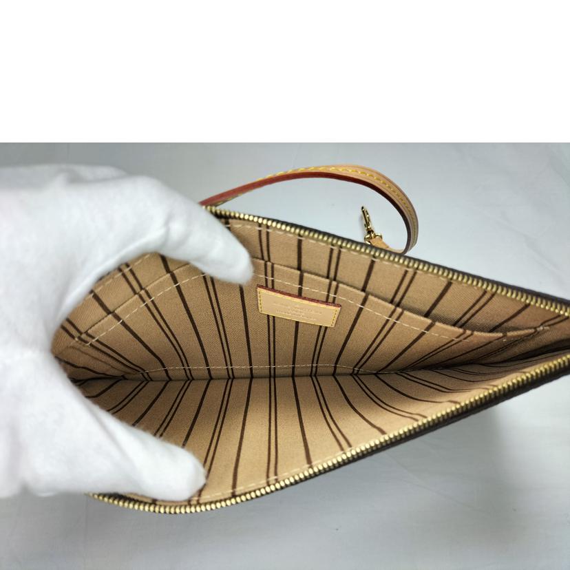 Louis Vuitton Neverfull MM Monogram Tote Bag