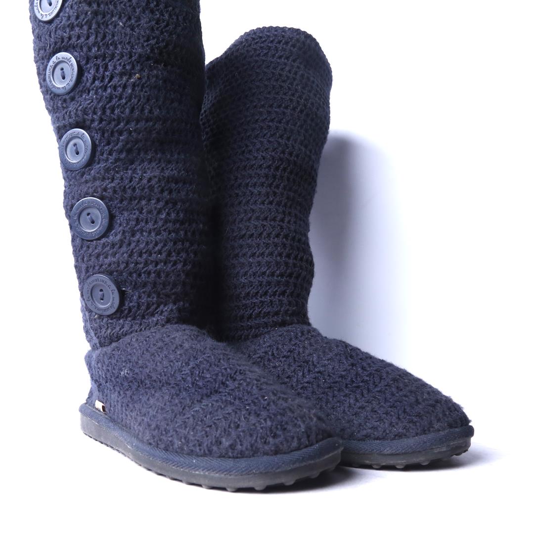 MUK LUKS .