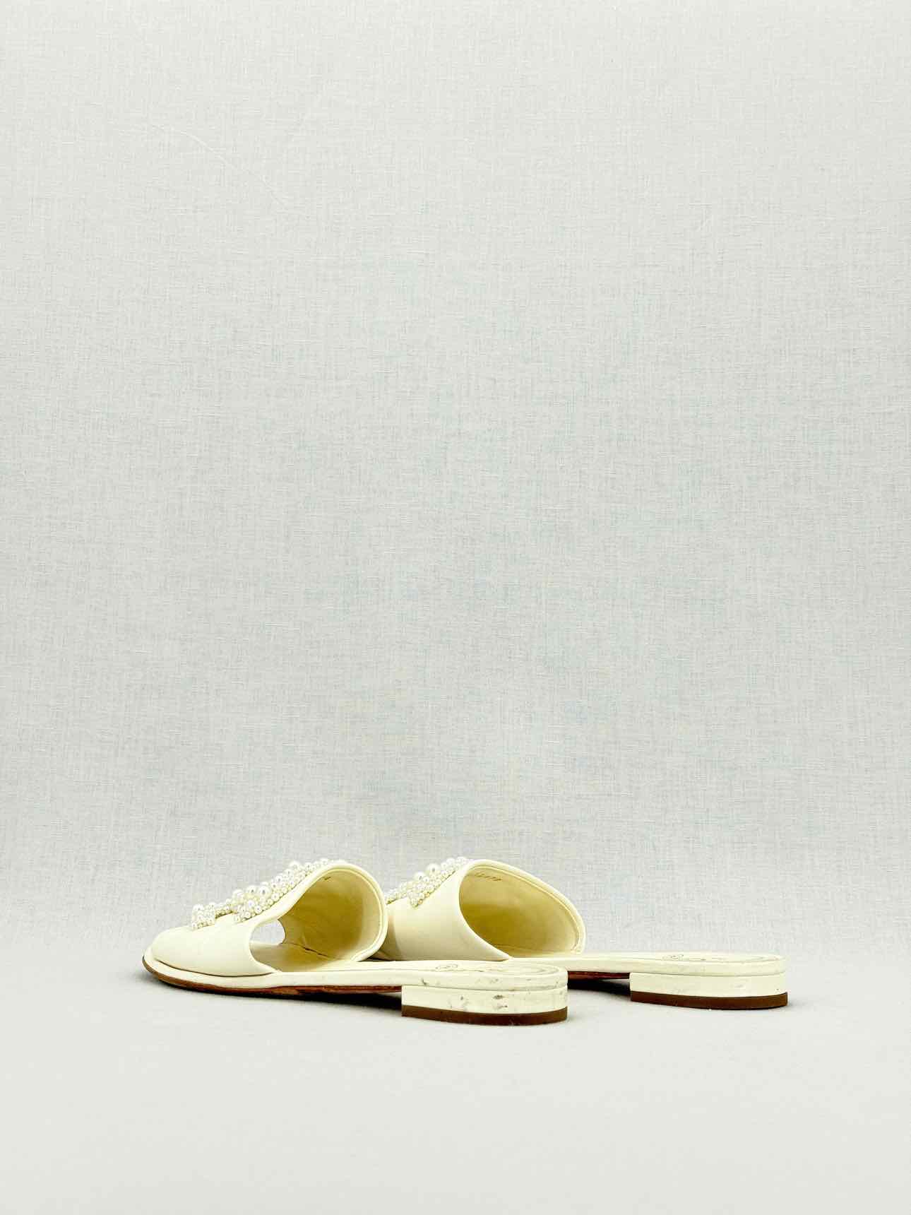 CHANEL CC Beige Size EU 37.5 Mules