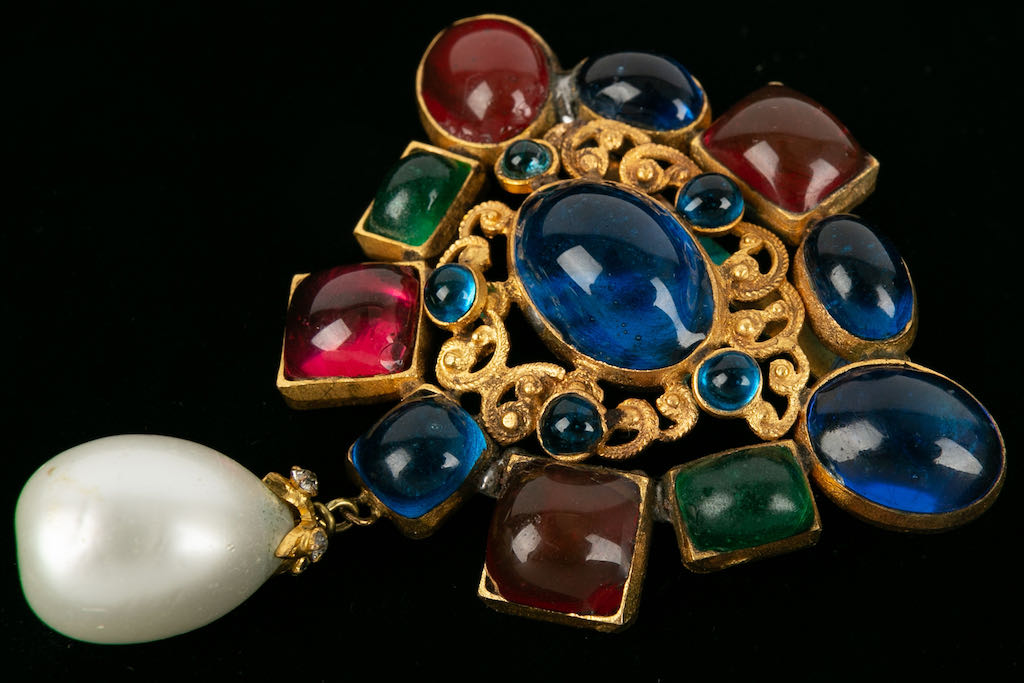 Broche en pâte de verre Chanel