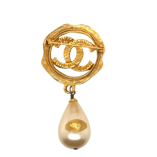 CHANEL -   94A CC Logo Circle / Pearl Drop Textured - Gold Brooch